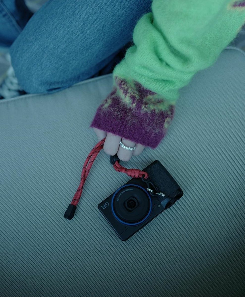 11.12.19— gun took a pic of off, posted it in his ig, together with a picture of the ring in the last part