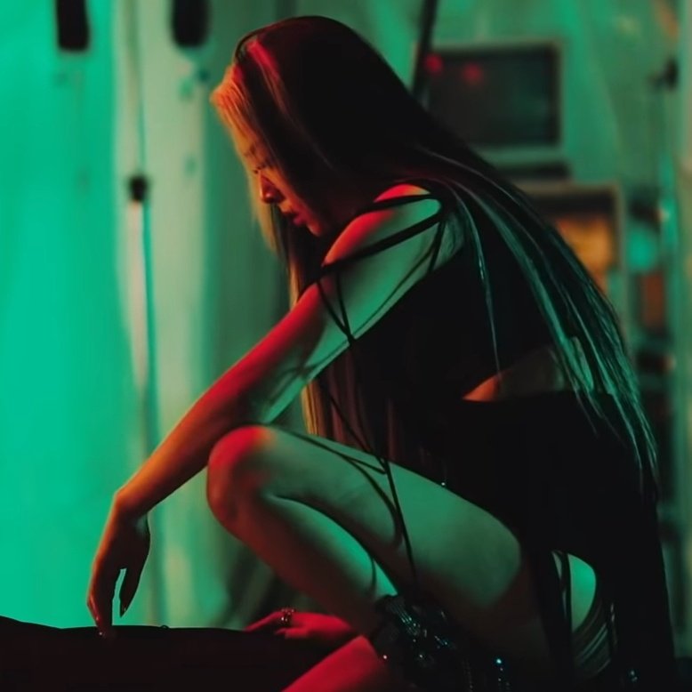 Note the colour coding as well: past Jiwoo was wearing red, but present Jiwoo was bathed in green. In the end, both colours come together, showing that Jiwoo has accepted her trauma as part of her and recognises she is a whole, complex person