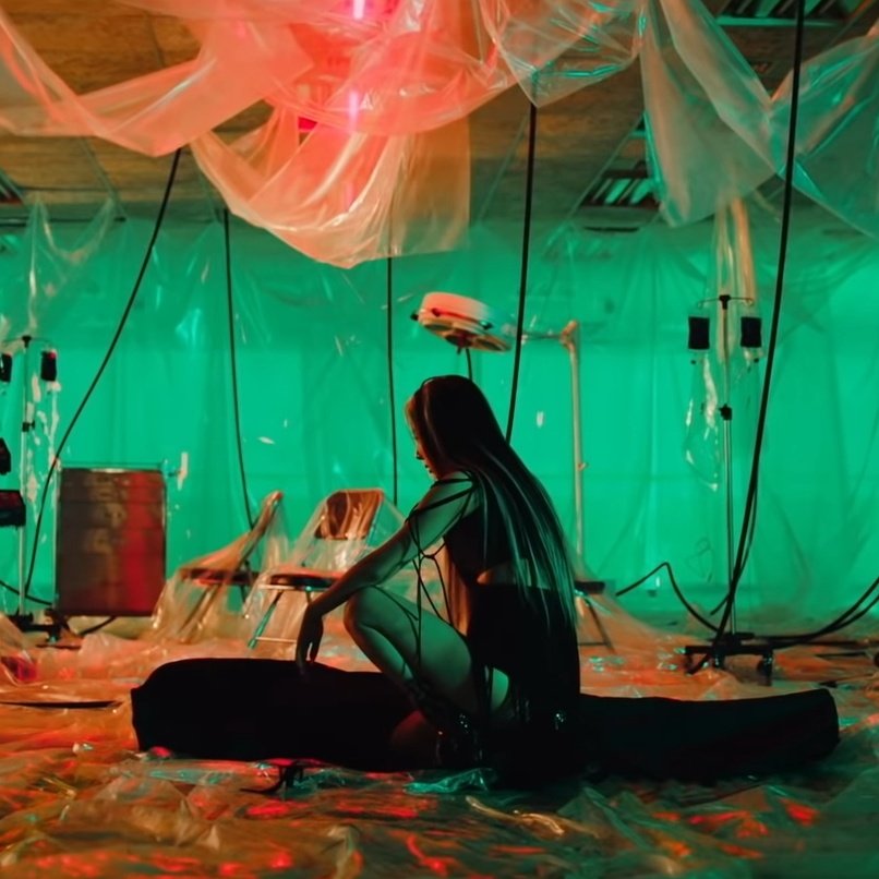 Note the colour coding as well: past Jiwoo was wearing red, but present Jiwoo was bathed in green. In the end, both colours come together, showing that Jiwoo has accepted her trauma as part of her and recognises she is a whole, complex person