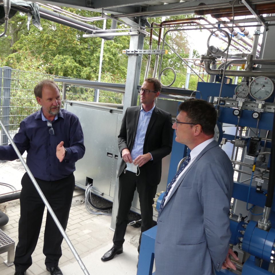 ZBTGmbH's tweet photo. Zu Besuch bei uns heute war @StefanKaufmann - der Innovationsbeauftragte "Grüner Wasserstoff" des @BMBF!
Unter anderem haben wir gemeinsam mit Vertretern der #Thyssengas den #Wasserstoff-Hub #Duisburg diskutiert, der diese Technologie in unserer Region ermöglichen soll. https://t.co/UY7UdcN9Ty
