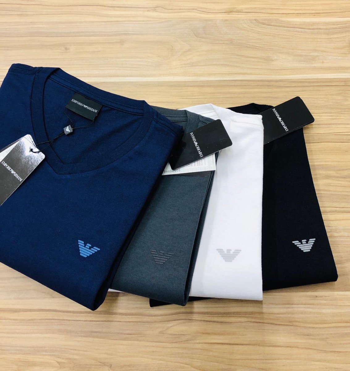 paraisommarcas's tweet photo. CHEGOU NOVIDADES 🤩

CAMISA EMPÓRIO ARMANI 
P ao GG 

💳 | Aceitamos cartão 
🛵 | Entregamos via moto boy 
📦 | Enviamos para todo Brasil 
📍| Rua Heráclito graça 507 - Lins https://t.co/EyHtTQUbxI
