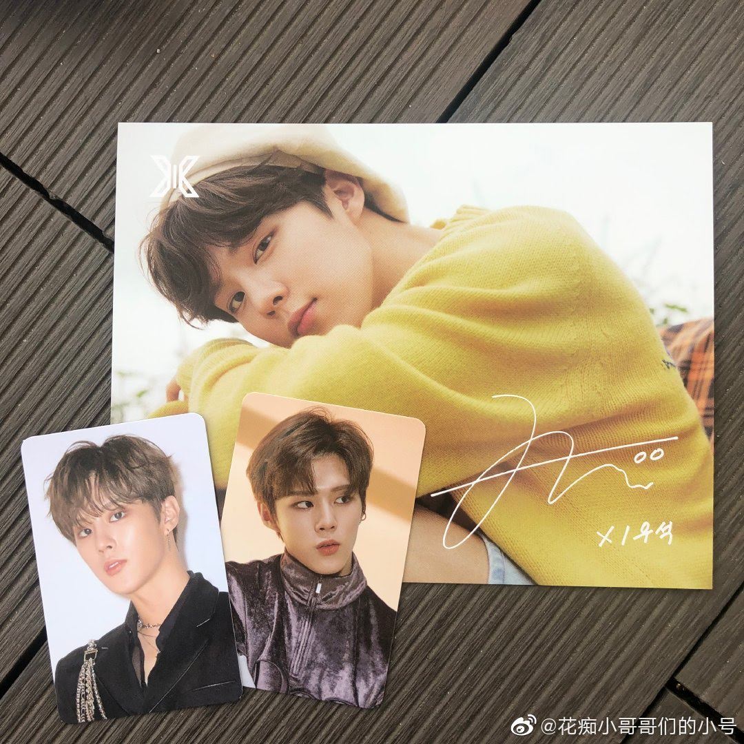 La merch de afuera del showcase.