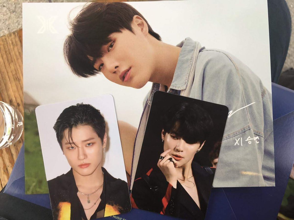 La merch de afuera del showcase.