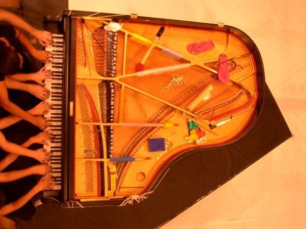 POrquestra's tweet photo. O piano preparado e o grupo PianOrquestra em sessão de preparação corporal https://t.co/OTSuPDmeOW