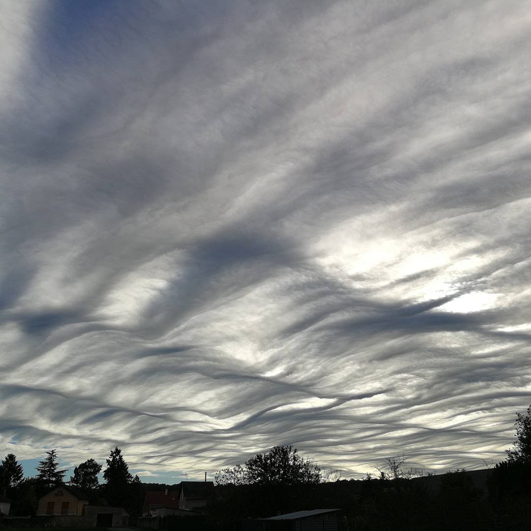 Висели серые облака. Облака undulatus asperatus. Волнисто-бугристые (Дьявольские) облака. Волнисто бугристые облака. Слоисто дождевые облака.