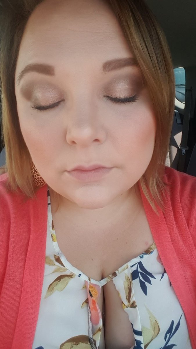 Michell12896406's tweet photo. Today's make-up look! Soft neutral with a glow 💕 #natural #NaturalBeauty #BlueEyes #nudelip #summerlook #glow https://t.co/RTftxV93Nn