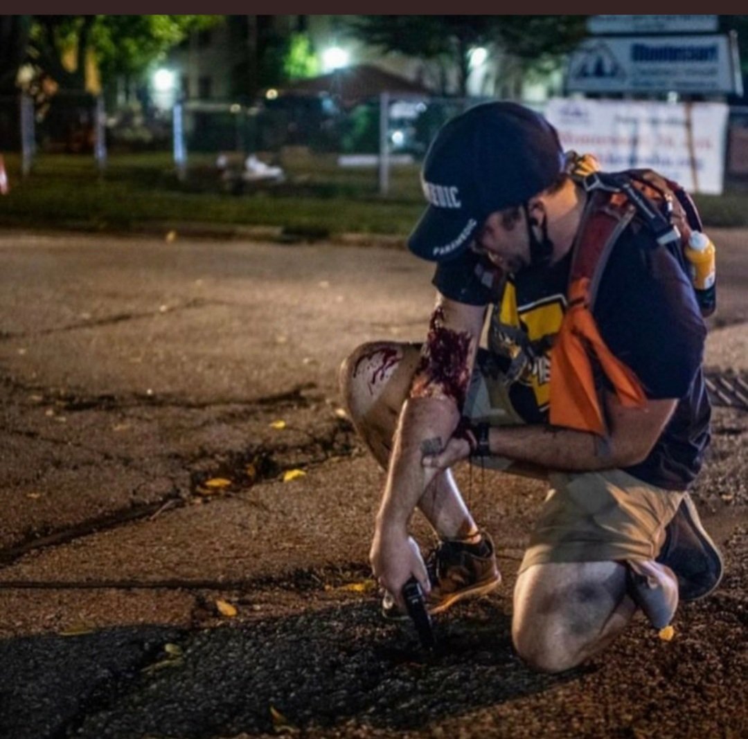 TheLiberalWhis1's tweet photo. @MartinelliGoss1 @jackmurphylive @ianmiles So a Patriot who shot and killed MF violent rioters (not protesters) that attacked him and tried to shoot him with a pistol (see photo below of "peaceful protester" who was shot) has been arrested and charged with 1st degree murder...is that what I'm hearing?? WTF is right? https://t.co/ljktHATe92