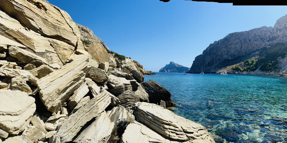 caproig65's tweet photo. Casa de pescador o refugi de tormentes , a #calaboquer tot es diferent. Amb tú @especarla1972 tot es més fàcil !! https://t.co/FBHTbDRF4o