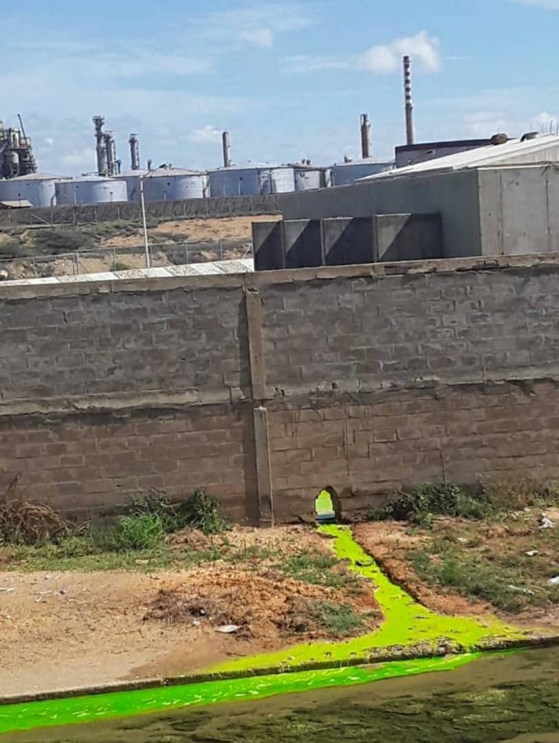 ReporteYa's tweet image. #26Ago #Contaminación 
@soypetitygarcia: Refinería de Punta Cardón está destilando un líquido verde. Nadie sabe que sucede. Vecinos alarmados por esta situación difunden fotos por redes sociales