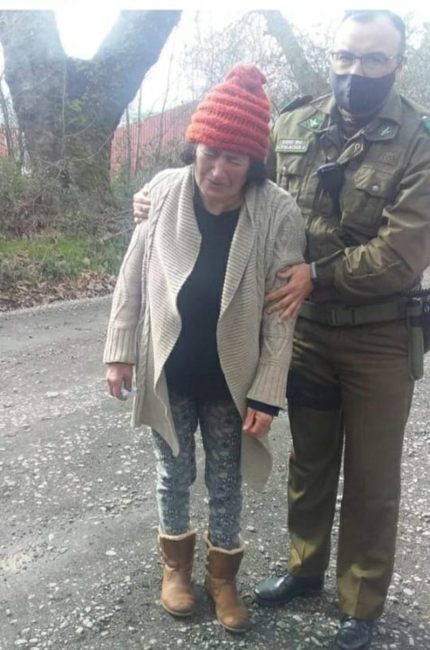 NUBLEONLINE_'s tweet photo. Hoy se encontró esta mujer  en el sector de Pueblo Seco, sector sur de Chillán. 
Al ser interrogada ella señaló ser de un sector llamado Los Tilos.
Lamentablemente ella sólo recuerda llamarse Yolanda. 
Si algún familiar ó vecino la reconoce, favor  comunicarse con Carabineros. https://t.co/vXolVUTCHT