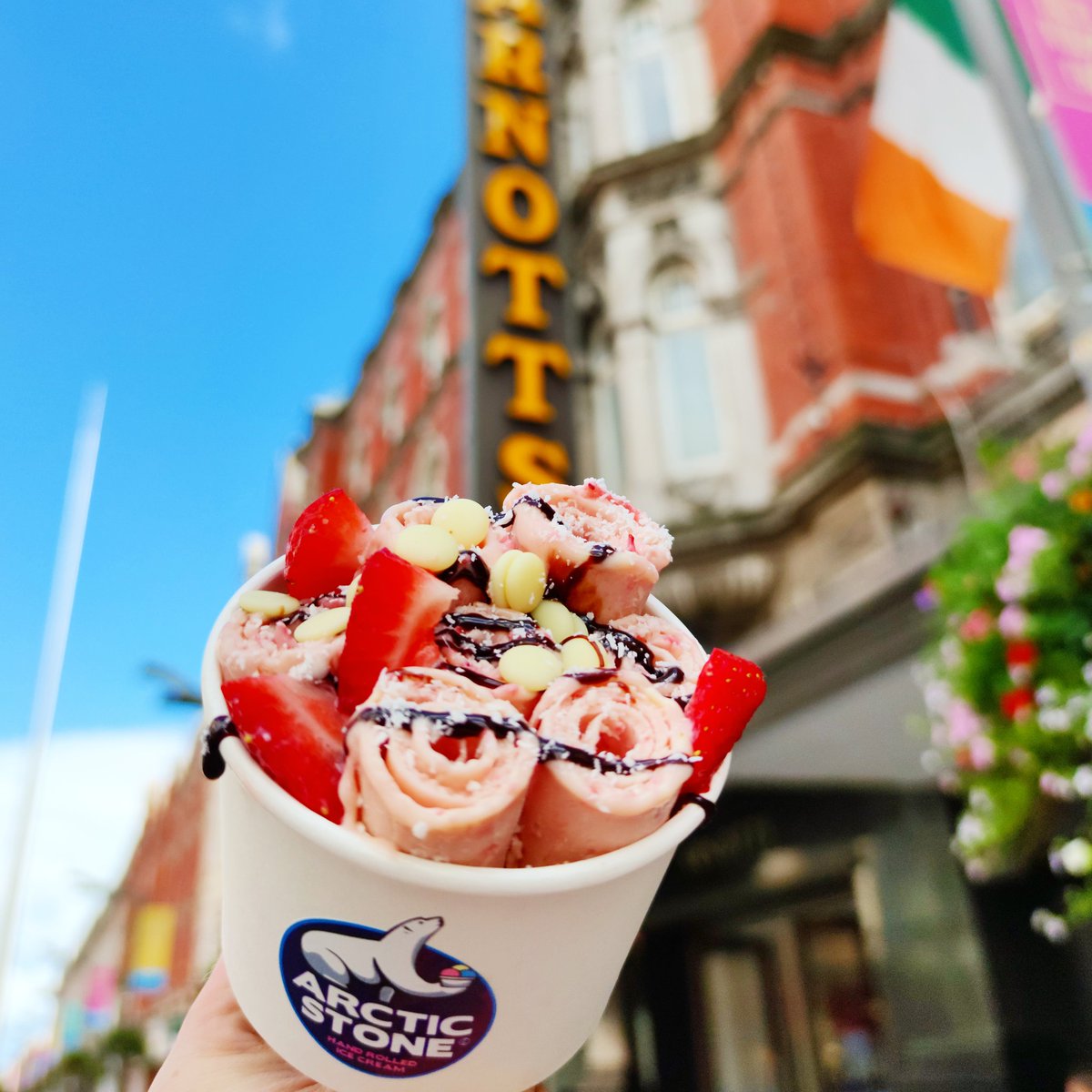 ArcticStone_ie's tweet photo. In Dublin's fair city where the rolls are so pretty!๐ฎ๐ช๐จ
Whopper day in the Capital โ
How many iconic Dublin landmarks can you fit into one photo ๐
Can you spot them? ๐
Our arnotts shop is open every day 11-7 ๐จ
#handrolledicecream #Dublincity #irishfoodie #IceCream https://t.co/KDWXPfnGoS