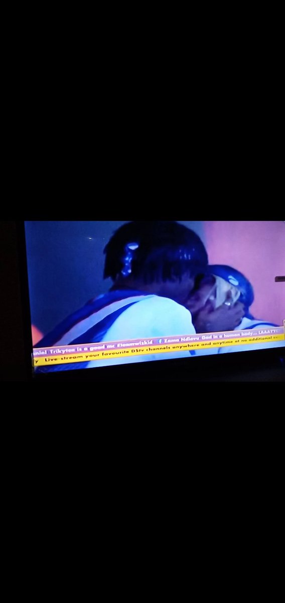 Tricia_K_Nella's tweet photo. @BBNaija @wizkidayo @Pepsi_Naija Kisssooooooo maddddd. #Laythoni for the win 😍😍 https://t.co/Z6m7Pi6PTU