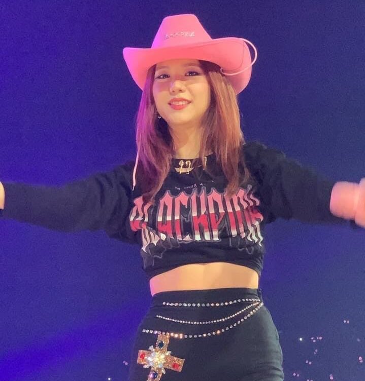 jisoosjpg's tweet photo. can we talk about this jisoo https://t.co/eS5AVYi7lE
