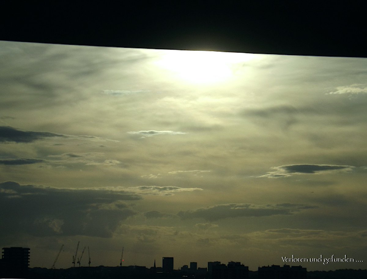 UnbesetztSynth's tweet photo. Verloren und gefunden auf einen Wōdnesdæg #LondonFields #InBlüte #Engelhaft #Solstice #OneNine4SevenHours @haysfizz @drunkenpoet92 @TinSoldiere @VeryRecords ::🌓! https://t.co/X6AK92oSuv