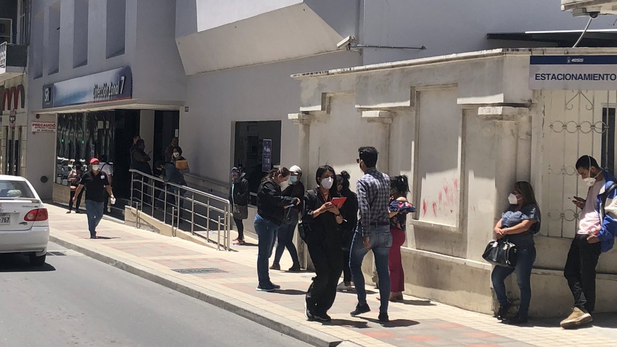 csr_costa's tweet photo. Les preocupa que la gente haga filas para acudir votar en el 2021 pero no les preocupa que hoy en día la gente deba hacer filas para acudir a telefónicas, bancos, SRI, etc. https://t.co/2orx0jeLew