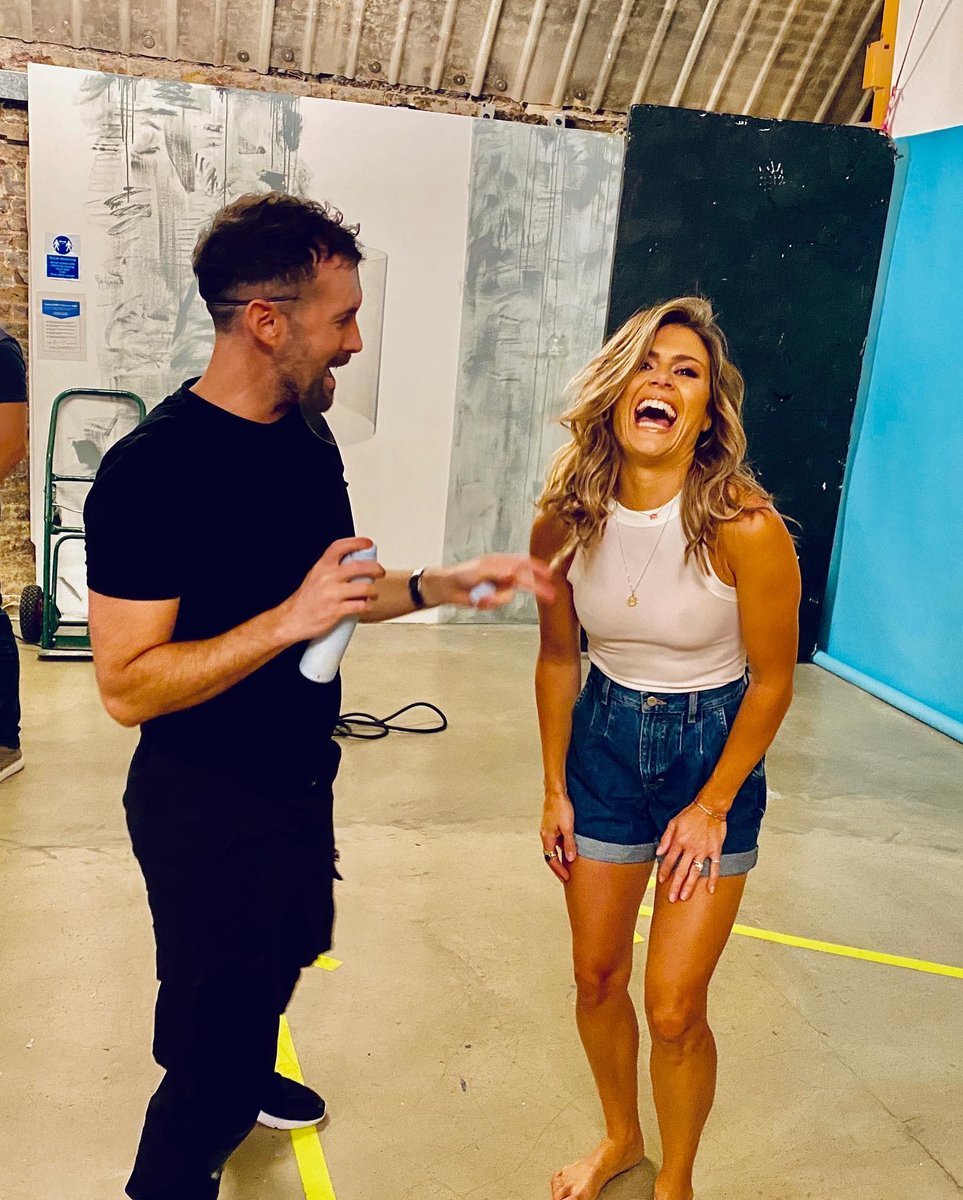 HairRehabLondon's tweet photo. 📸 🅲🅾🆅🅴🆁 🅶🅸🆁🅻 📸
The 'Fabulous' @zoehardman in her Front Page ready Hair Rehab Clip-in Extensions. Gorgeously styled by the wonderful @hairbyjameswilson.
🛍️ Shop Original Clip-In's: https://t.co/37n0pTtj5a
#naturalvolume #clip-inextensions #hairextensions https://t.co/3d3pOELrn2