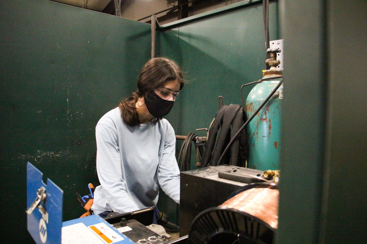ASUNewport's tweet photo. Celebrating #NationalWomensEqualityDay, with women who aren't afraid to chase their dreams! From welding to collision repair, we're training powerful women to find their passion and achieve their goals! #ASUNewport https://t.co/bkiHfeJ1mP