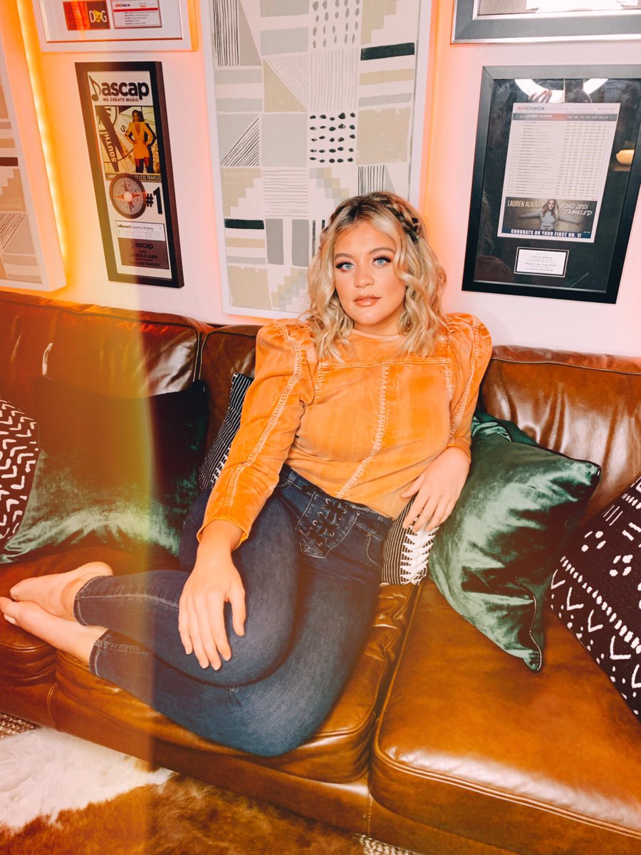Lauren_Alaina's tweet image. 2020 has been a bunch of SIT #GettingOverHim 9.4.20
