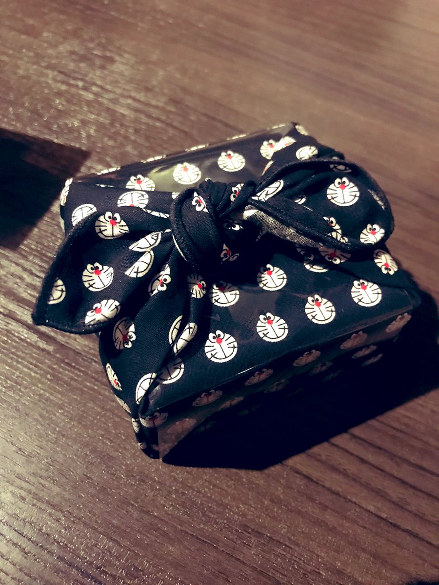 ぱん 友達 とご飯行ったら みいちゃんっぽかったから ってドラえもん柄の風呂敷 ハンカチ に包まれた飴をくれた 私のことが大好きな子だから私を思いながらご飯食べてるし ツイッターの裏垢では私だけをフォローしてるし 同じ香水買ってつけるし