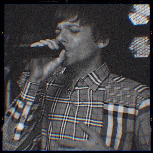 173 DAYS TO GORemember when Louis used to sing away from the mic? Now he physically touches the mic as he blows us away with his stunning vocals!! He’s smashing it on his stage beaming with confidence showing how passionate he is with his incredible stunning emotive voice!!