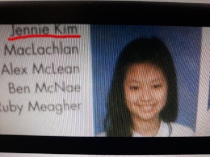 ari_bb17's tweet photo. 🔥IMPORTANTE🔥
♡ Jennie, una chica aseguró ser su ex compañera de escuela y mostró la foto del anuario para probarlo la acusó de ser una abusadora mientras estaba en la escuela, dijo que le hacia bulling, la acusaron de tener una mala actitud cuando estaba en Nueva Zeland(+) https://t.co/Dy7EBQkE3X