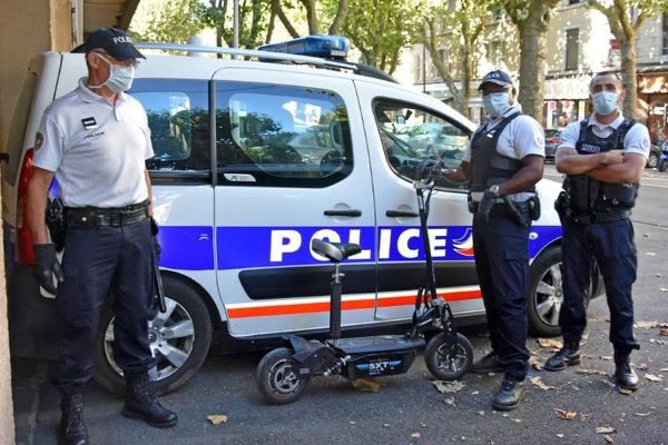 Elle accélère puis tombe sur la route, il y a la police, elle fond en pleure, leur explique que l’homme masqué n’est pas loin. La police avance dans la forêt et tombe sur l’homme.