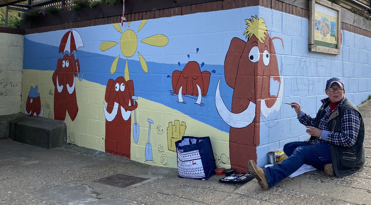 WestRuntonBeach's tweet image. Loving our new wall mural