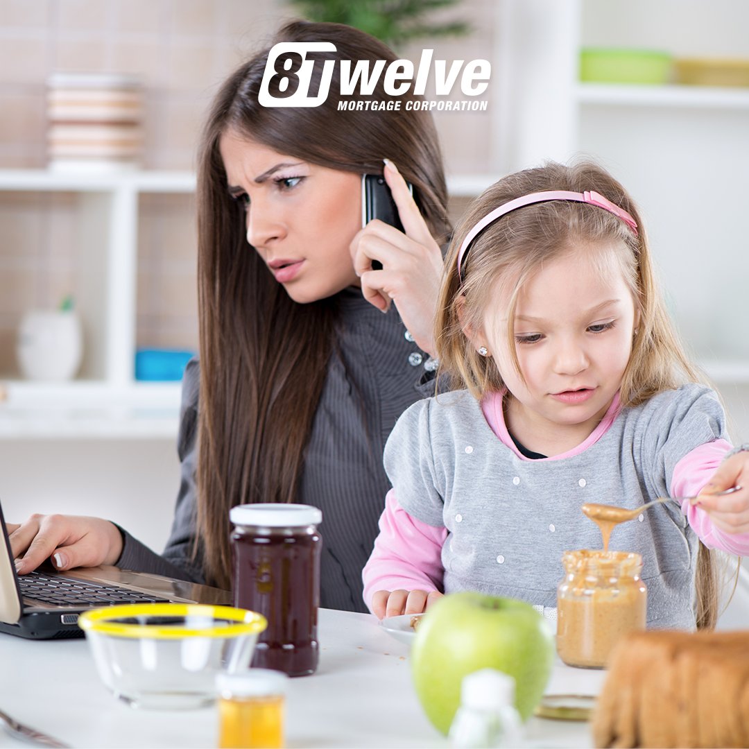 Мама сейчас занята. Мама сейчас занята. Игнорирование ребенка. Ребенок за компьютером. Мама игнорирует ребенка.