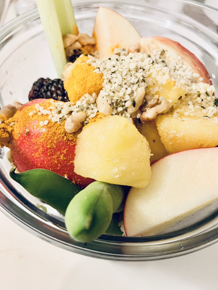 Clean_Pathway's tweet image. Apples, banana, mixed greens, brocccoli, carrots, celery, fava beans, blackberries, pineapple, tumeric, hemp seeds, walnuts, and oat milk smoothie 💕 #smoothies #healthy #healthchoices #health #yummy #HealthyFood #IntermittentFasting