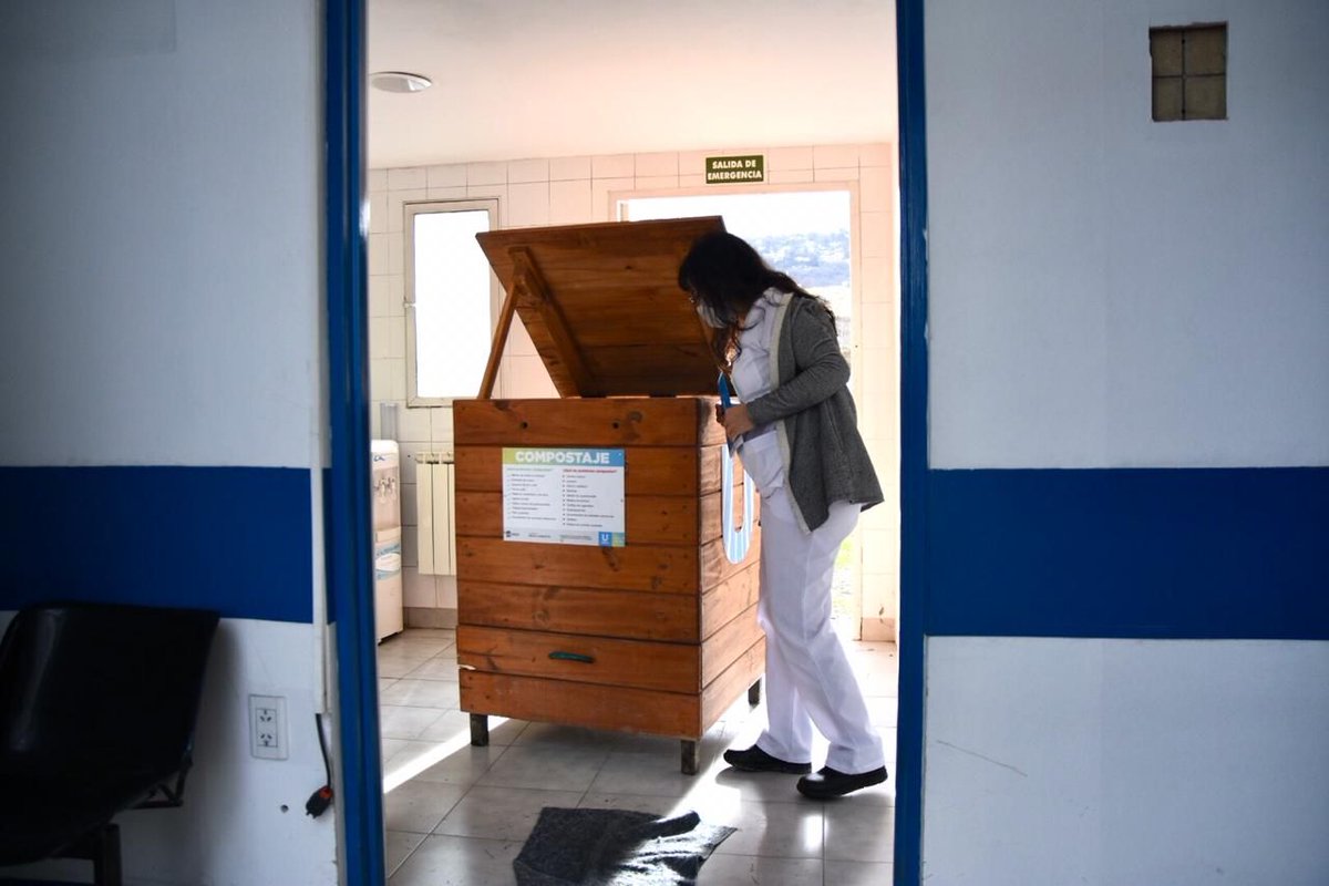 desdeelsurnoti's tweet image. #Locales
LA MUNICIPALIDAD ENTREGÓ COMPOSTERAS AL HOSPITAL NAVAL Y A LA ASOCIACIÓN REENCONTRÁNDONOS
#Composteras #Medioambiente #Reciclaje #Ushuaia #AsociacionReencontrandonos #HospitalNaval
@UshuaiaMuni 
#DesdeElSurNoticias
desdeelsurnoticias.com.ar/articulo.php?a…