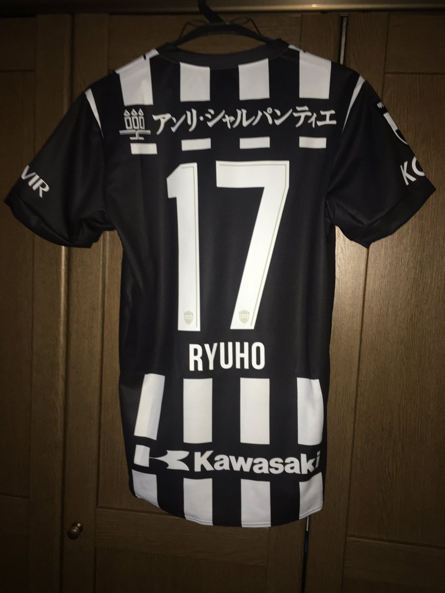 5o 早くも白黒ユニフォーム届きましたよ 昨年 維新公園でコテンパンにやられた菊池選手に敬意を込めて17にさせていただきました 首のvが 気になります 記念にウディネーゼの数年前の白黒ストライプと並べてみました