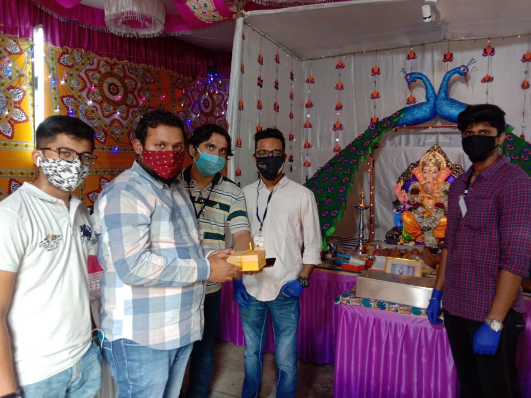AmeyGhole's tweet photo. पालम सोजपाल मित्र मंडळ, दादर (प) यांच्या मंडळाला ५० वर्ष पूर्ण झाल्याबद्दल रक्तदान शिबीर ठेवण्यात आले होते त्यानिमीत्त मंडळाला भेट दिली !!! @nilayjoglekar https://t.co/dSKZjVRHSC