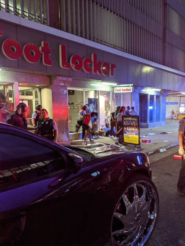 BREAKING: Riot police macing and arresting multiple looters at a broken Foot Locker in  #Minneapolis,  #Minnesota