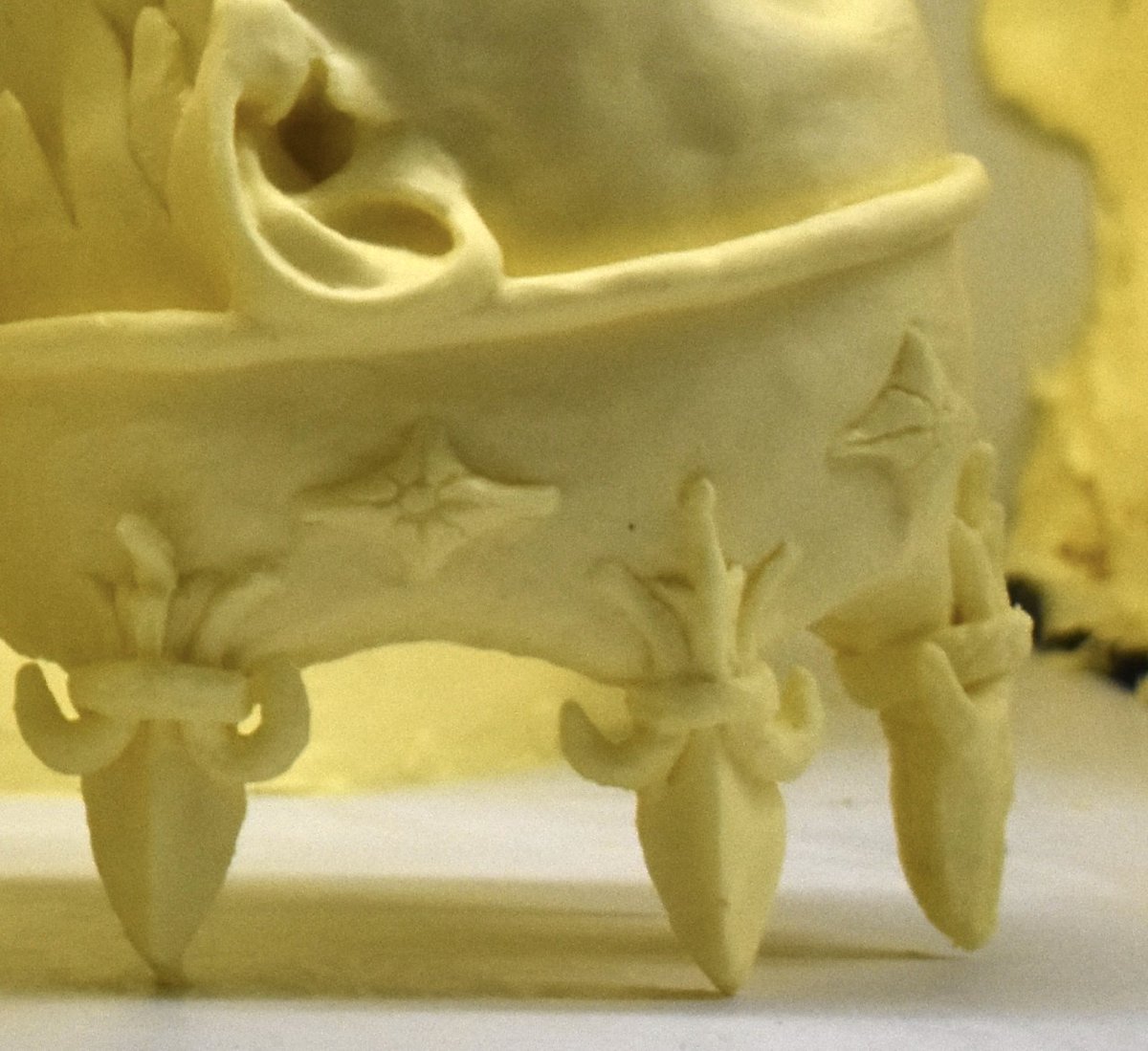 This is one of my favourite details taken from Arthur's crown. 👑 The butter began to get tacky and stick to my skin making my hands so cold! I don't know if I've told you before but the fridge we work in is between 8 and 10 degrees 🥶 #buttersculpture #Letsgototheex #KingArthur