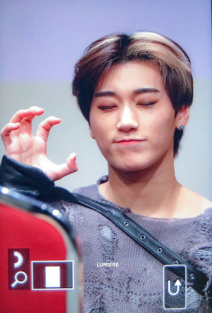 The claw pose!! SAN IS CUUUUTE!!  @ATEEZofficial