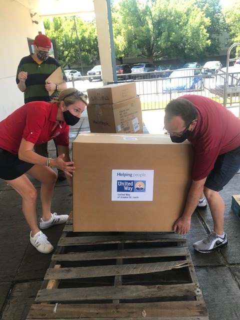STLFoodbank's tweet photo. It's #WarehouseWednesday & today we received some Healthy Eating Kits (totes, snacks, & more) from our friends at @UnitedWaySTL & @AnthemBCBS. An event they were planning was cancelled, but we're going to be able to distribute these items through some of our School Food Markets. https://t.co/visx6qYoKV