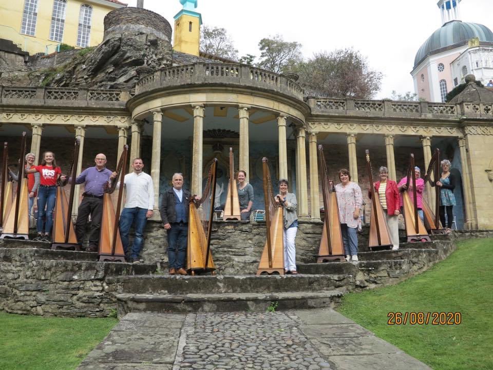 Rhai o aelodau Cymdeithas y Delyn Deires yn diddanu ym Mhortmeirion heddiw.
Some members of Cymdeithas y Delyn Deires (the Welsh Triple Harp Society) entertaining in Portmeirion today. #ydelyndeires #traddodiad #gwerin #cymru #portmeirion