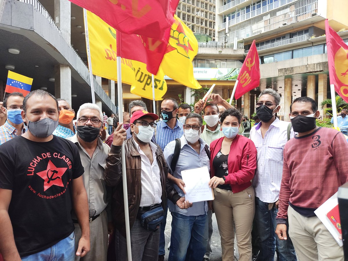 MilitanteVida's tweet photo. Hoy la #AlternativaPopularRevolucionaria inscribió sus candidatos en la tarjeta del PCV. Sin la cobertura de los grandes medios de comunicación, pero con el ímpetu revolucionario e ideológico que promete trascender lo meramente electoral. https://t.co/4fyM9eIebv