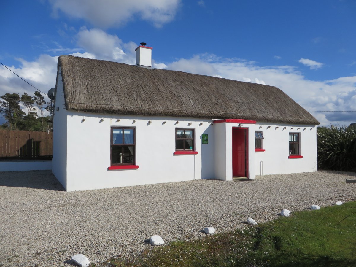 donegalvacation's tweet photo. @poloconghaile @IndoWeekend @Indo_Travel_ Failte Ireland Approved (qualifies for new tax back scheme).  Cosy thatched cottage with wood burner, sleeps 4 in 2 ensuite bedrooms.  Close to stunning beaches and traditional Irish pub.  On the Wild Atlantic Way in Co Donegal. https://t.co/nnRg2R4Ne0