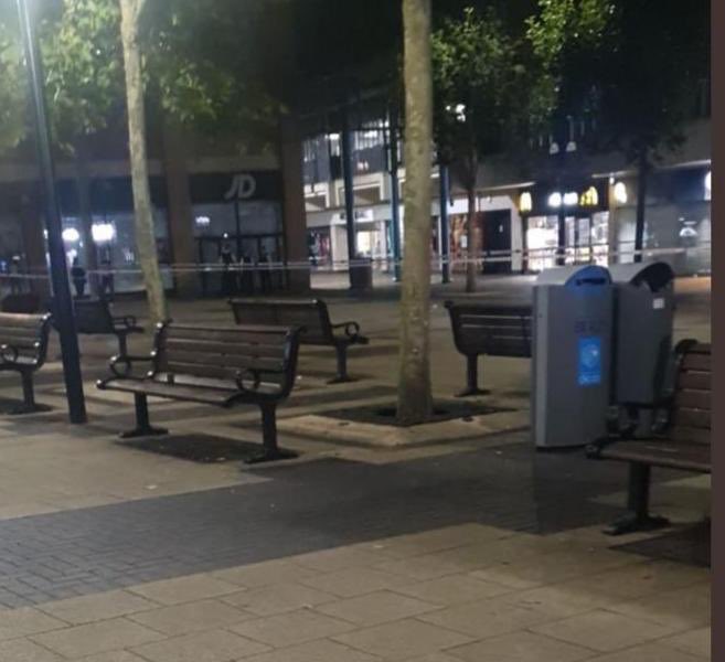 999London's tweet photo. #Bexley
A teenage girl, 17, has been rushed to hospital after she was stabbed in #Bexleyheath town centre.
Met Police say at 8:50pm they were called to Broadway. Two males have been arrested.
Her condition has been described as non-life threatening.
Pic: @charlie_shorty https://t.co/yUiGqHp3er