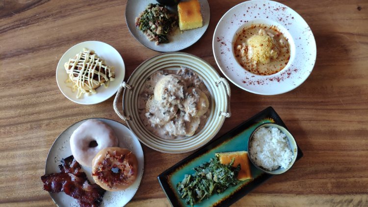 dscvr_shanghai's tweet photo. Apply a little Southern comfort to your weekend at Suga'hai's Cajun brunch pop-up at Perch. Get stuck into wholesome classics like biscuits and gravy, cornbread, shrimp and grits and then onto the sweet side with cinnamon rolls and three styles of doughnut.https://t.co/HcDmdRgWG1 https://t.co/v82zW7nKVO