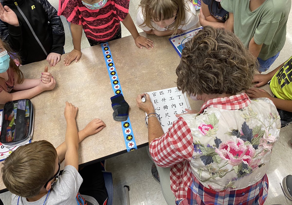 cgarrison5526's tweet image. While learning about the Himalayan mountain range in Asia, Mrs. Smith’s 2nd graders learned about making connections between Hanzi (Chinese characters) and English (alphabet letters). @CapshawCougars #FutureReadyPCSS #PutnamProud