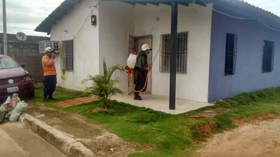 MppopAmazonas's tweet photo. #26Ago| 🇻🇪El Gobierno Bolivariano liderizado por el Presidente @NicolasMaduro hoy atendió en #Amazonas a más de 200 familias del Urb Cerro Autana con la jornada de limpieza y desinfección. 
#CaminoElectoralYDemocratico
#ProducciónIndustrialActiva
@RaulAlfonzoP @mppopoficial https://t.co/BtzOhIpigG