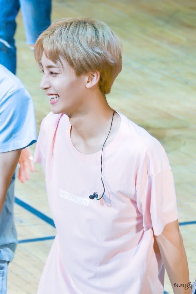 a thread of jeonghan just smiling cause hell yeah y'all need to be devastate like me