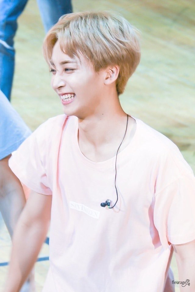 a thread of jeonghan just smiling cause hell yeah y'all need to be devastate like me