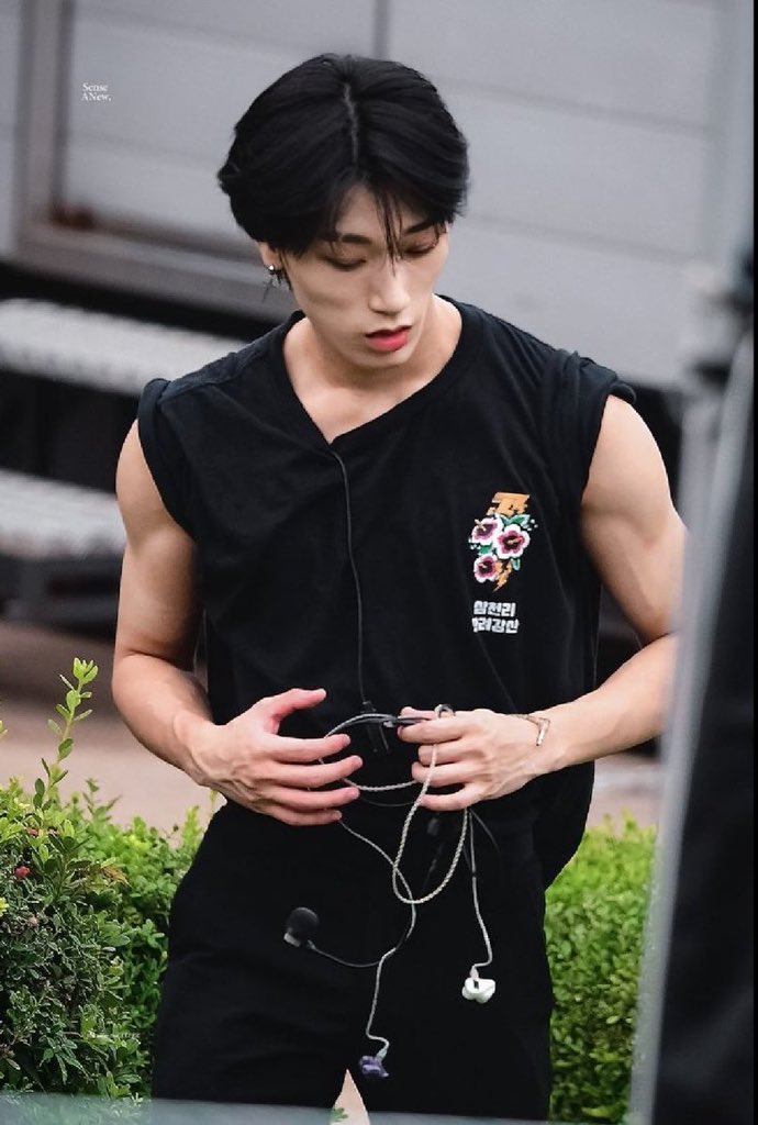 Look at those beautiful strong arms of San!!  @ATEEZofficial