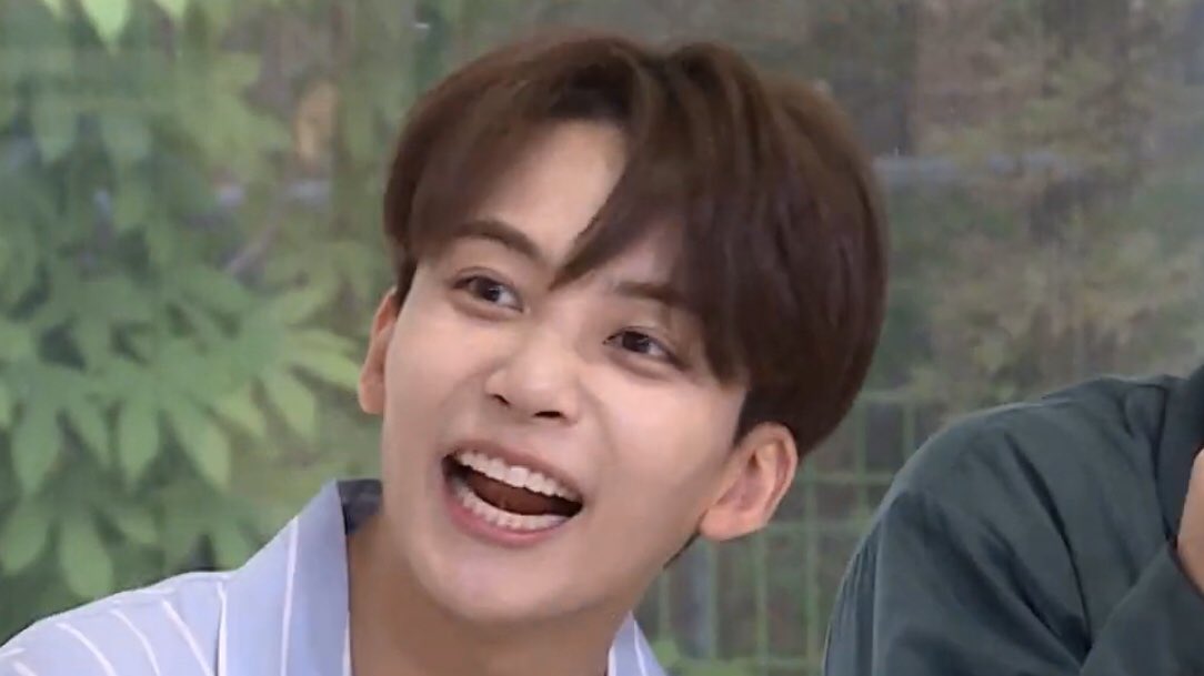 a thread of jeonghan just smiling cause hell yeah y'all need to be devastate like me