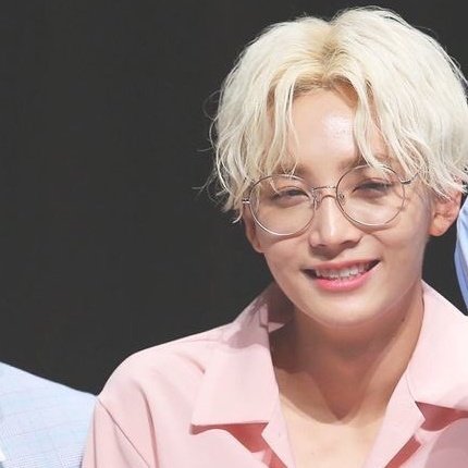 a thread of jeonghan just smiling cause hell yeah y'all need to be devastate like me