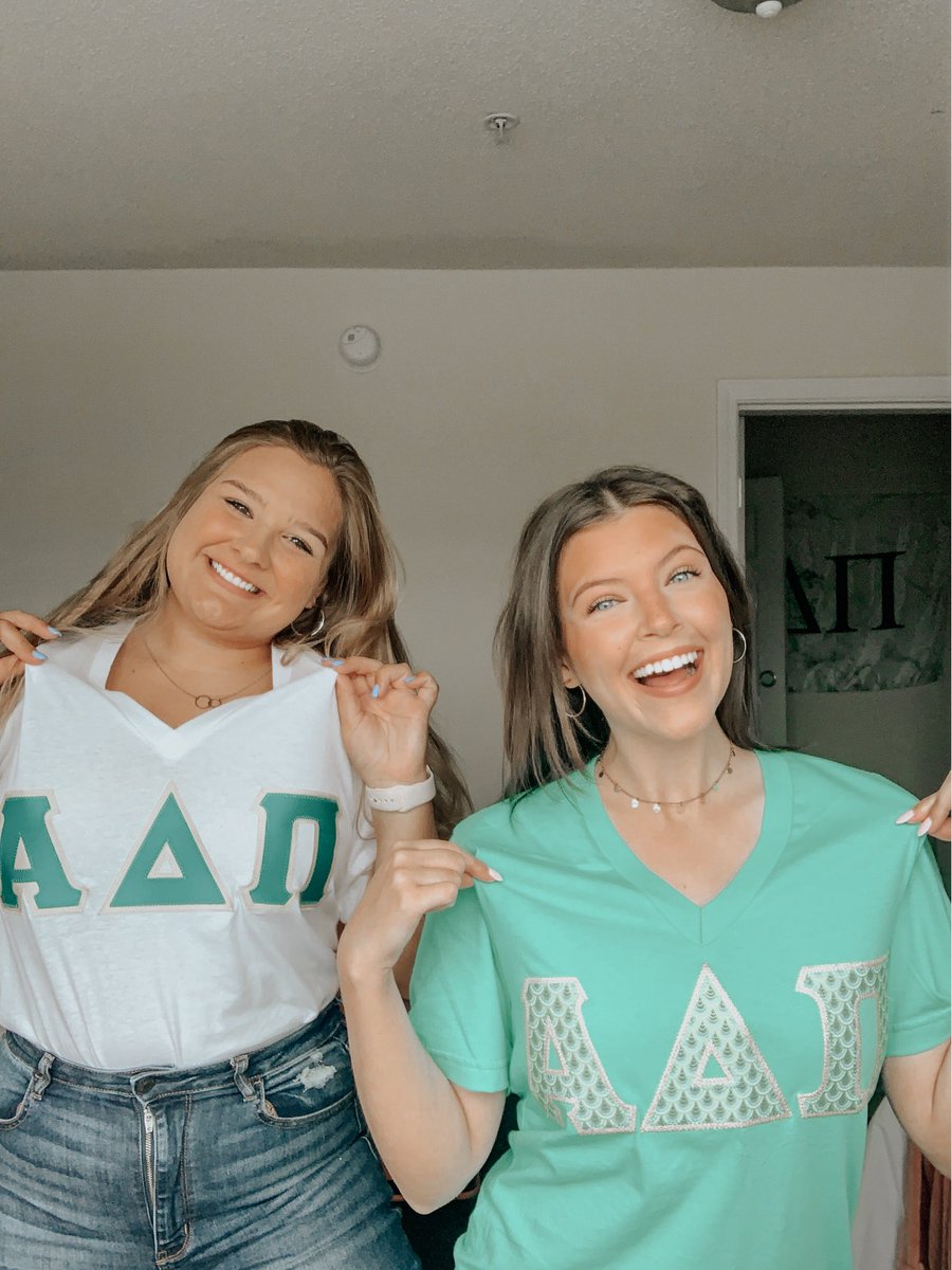 We all need a sister to lean on... Happy WLFEO Wednesday! Sign up for Panhellenic Recruitment and find your sis to lean on! Link is in the bio 💎