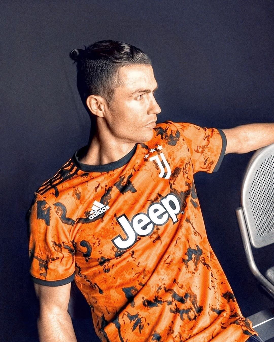 Betcris Panama on X La Juve presento su tercera equipacion de la temporada 2020 2021. Para nosotros es Bellisima Y a ustedes que les parece la nueva camiseta de la Juventus